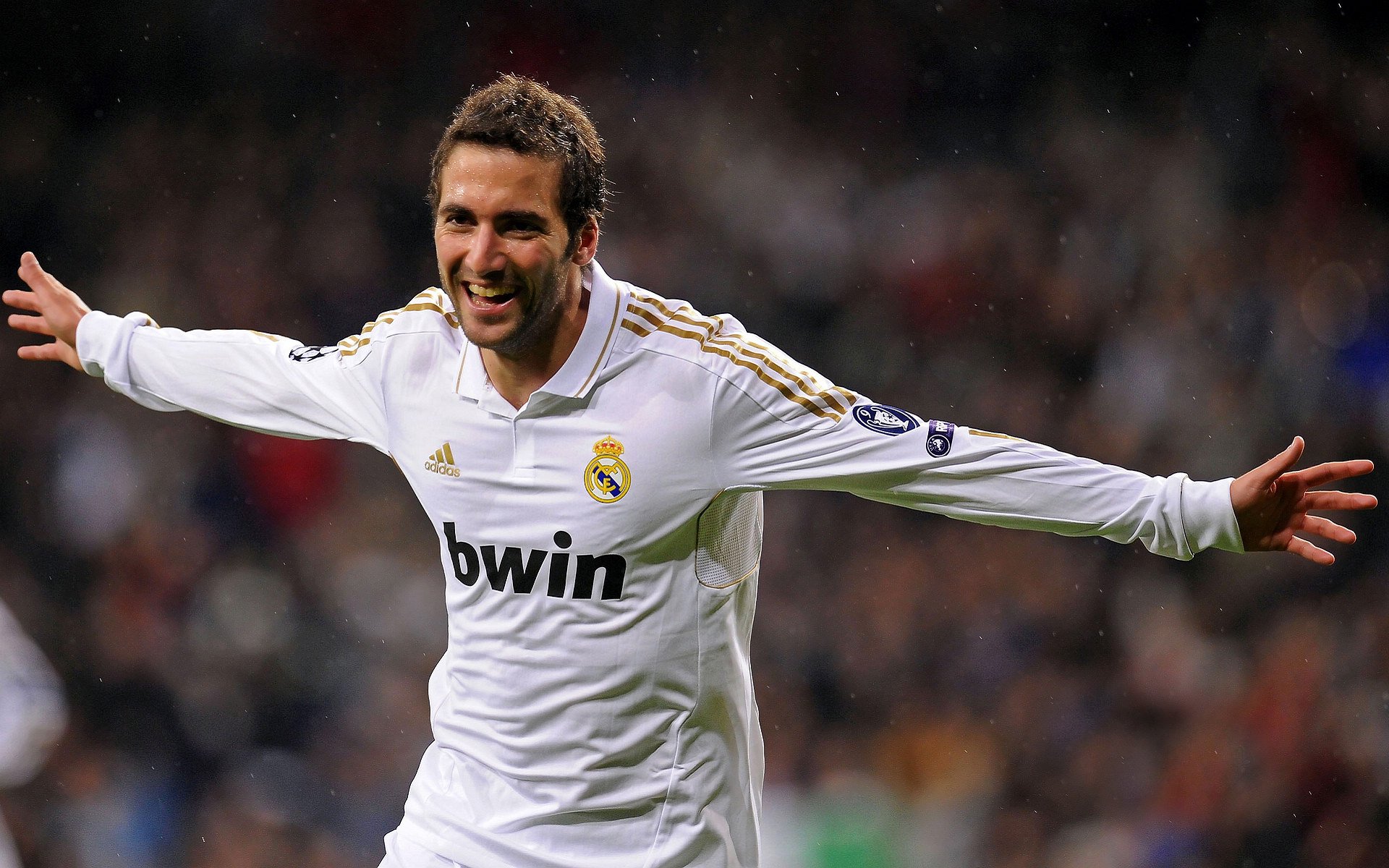 开云体育世界杯-当梅西在巴林赛道接管比赛，足球与F1的魔幻现实主义交汇